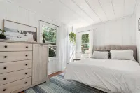 Peaceful Redwood Hideaway - Hot Tub, A/C, Walk to Russian River and Downtown - Chalets