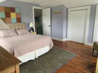Catskill Farmhouse, mountain views, spring-fed swimming pond with deck, 22 acres - Mountain View
