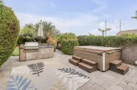 Very private, upgraded family friendly  getaway w/pool & luxurious hot tub! - Boutique