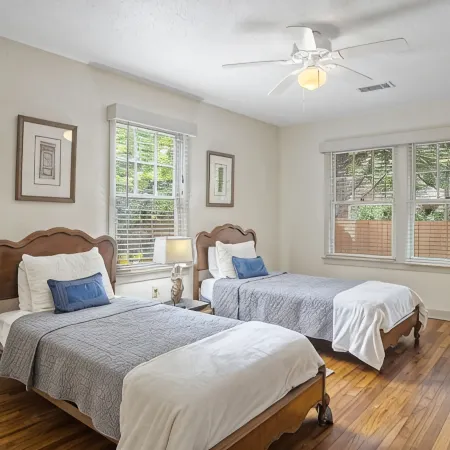 HEART OF BILOXI- Tudor Cottage- Walk to the beach and Beau Rivage