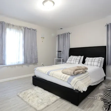 Global Vibes Parlor Renovated home,1 min to golf course & close to two stadiums