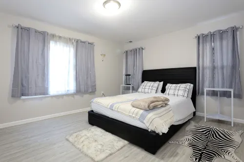 Global Vibes Parlor Renovated home,1 min to  golf course & close to two stadiums - Wifi
