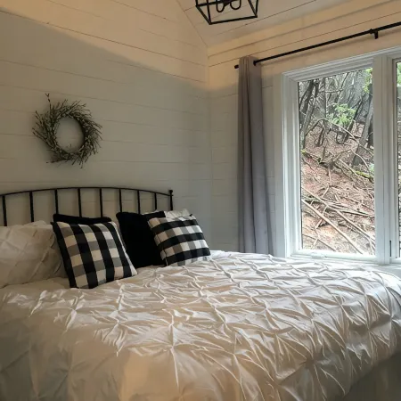 Modern Tree House Cabin in the Trees, Aska Adventure Area, 10 mn to Downtown