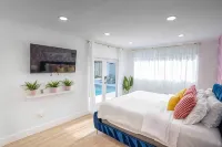 Flamingo Retreat Steps to Downtown Pool Home - Parvekkeita