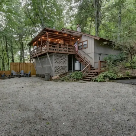 The Honey Pot- peaceful cabin -fireplace and deck