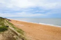 Beautiful two-story single family beach home with a private pool and ocean views - สระว่ายน้ำส่วนตัว