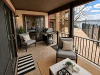 Renovated 2-bed / 2-bath condo POOLSIDE & LAKEFRONT! - 4 estrellas