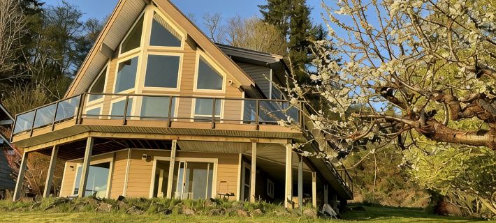 Waterfront cabin facing the sunset Hotels in Vashon