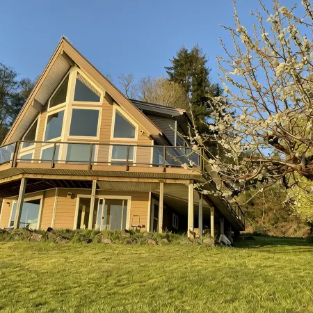 Waterfront cabin facing the sunset