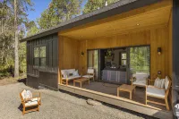 Modern Mtn Retreat: Lakefront, Direct Beach Access & Hot Tub by Tamarack Resort - Chalets