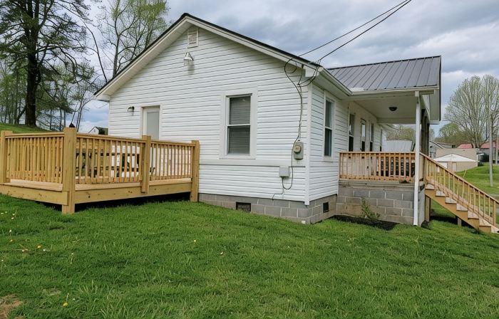 Totally Remodeled 1930's House w/Firepit & Deck close to Outdoor Adventures.