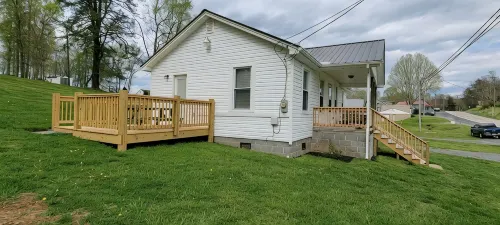 Totally Remodeled 1930's House w/Firepit & Deck close to Outdoor Adventures. - 3성급