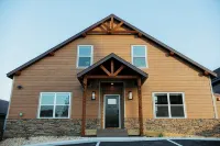 Luxury Lakeview Family Cabin: Hot Tub, Sauna, Game Rm, Sleeps 24+ - Lodges