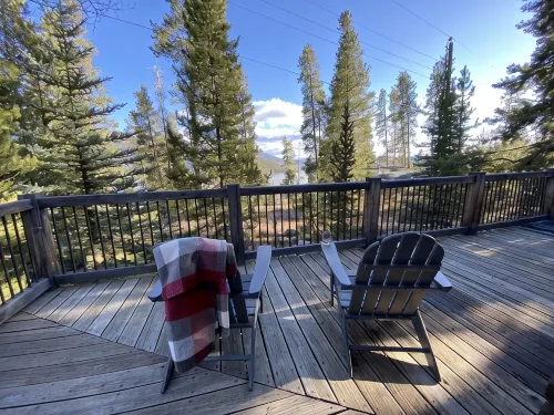 Cozy Chalet - 1 mile from town entrance! Lake Views! - Hytter