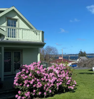 LoveJoy Cottage in quaint historic Coupeville. views of Penn Cove - Pet friendly - Wifi