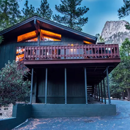 MidCentury Cabin-Deck w Killer Views Near Hiking at Humber Park Dog Friendly