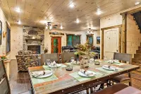 Creekside PF Cabin. Hot Tub, Game Rm & Creek Views!5Mins to PF Attractions. - ชาเลต์