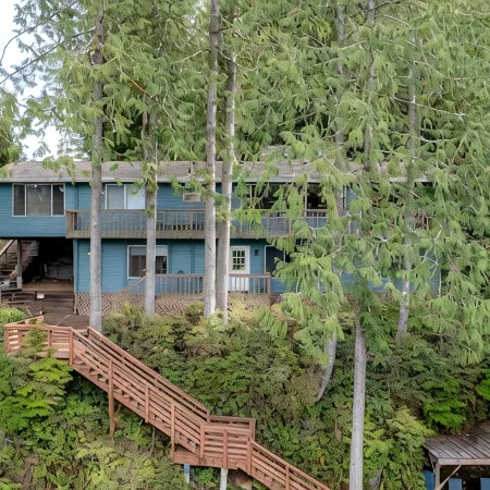 Stunning views, Strong Wi-fi, and Private Beach!