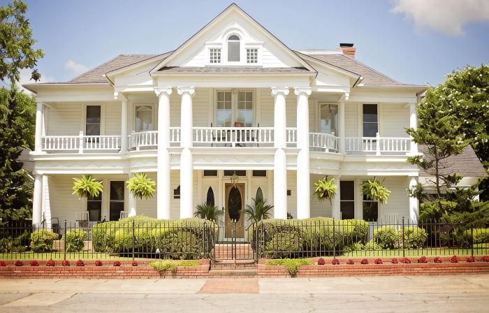 Private cottage located on The Carriage House Inn Estate