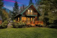 Idlyllic riverfront 2-bed cabin with hot-tub close to Stevens Pass and hiking - Alphydda