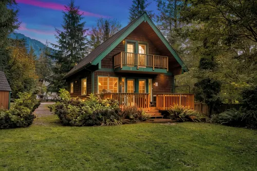 Idlyllic riverfront 2-bed cabin with hot-tub close to Stevens Pass and hiking - Chalets