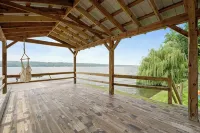 Lakefront Home - Seneca Wine Trail Hot Tub & Sunset View with Firepit, Private - Balkoner