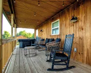 5 Mi to Old Man’s Cave / Hot Tub + Views - Chalets