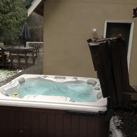 Chalet, Clean, 3BR / 2BA in Snowline, Best Rates, close to skiing, WiFi & Hot