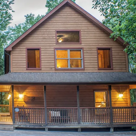 Hoedown Hideaway - Walk to pool/No scary drive/Game room/Prime location/Hot tub