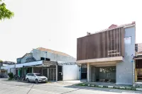 RedDoorz near RSUD Kardinah Tegal - Guest houses