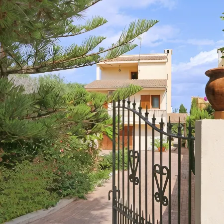 Quiet residential area, beach 300m, pool, rustic kitchen, ideal for families