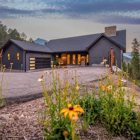 PET-FRIENDLY LUXE Mtn Retreat, Hot tub, Firepit w/EPIC views, Red Rock, Rafting
