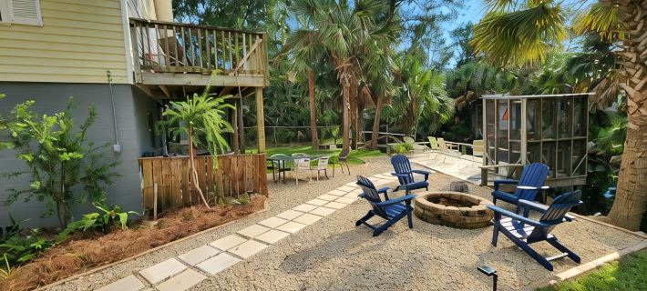 GULF ACCESS  home w/ dockage, private yard & 2 min walk to eat and stores! Hotels in Steinhatchee