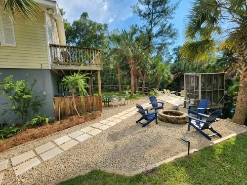GULF ACCESS  home w/ dockage, private yard & 2 min walk to eat and stores! - 4-Star