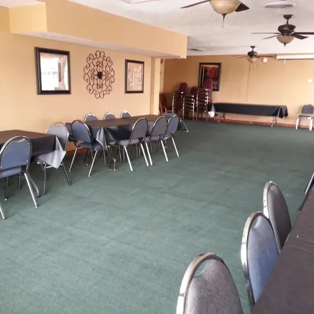 Econo Lodge Inn & Suites