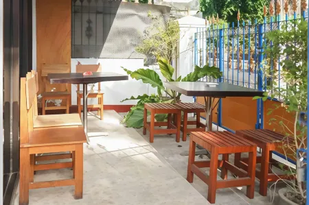 RedDoorz Plus @ Alun Alun Nganjuk Отели рядом с достопримечательностью «Симпанг Лайма Картохархо»