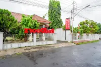 RedDoorz @ Jalan Bali Cilacap Hotels in Jeruklegi