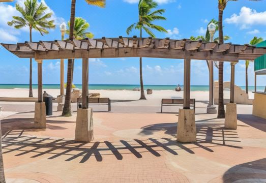 2. 할리우드 비치사..