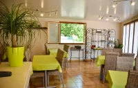 Hotel les Pins Hotels in Gaillan-en-Medoc