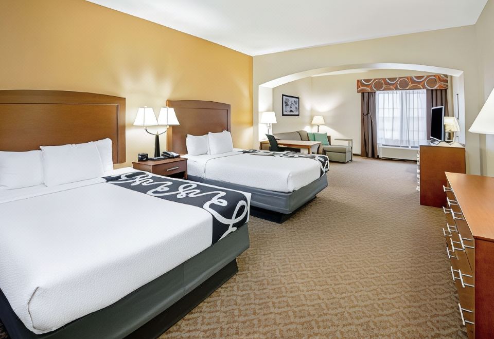 La Quinta Inn & Suites by Wyndham Lawton / Fort Sill - Housity