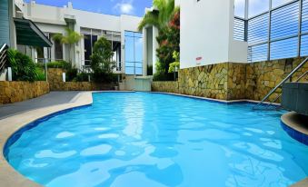 Lancaster Hotel Manila - Housity