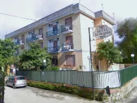 Hotel la Pergola Hotel dekat Chiesa di San Prisco e Agnello
