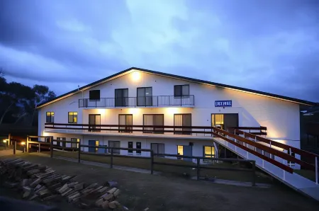 Alpine Resort Motel Отели рядом с достопримечательностью «Сноуи Маунтинс Граммар Скул»