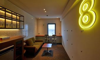 5. 8HOTEL S..