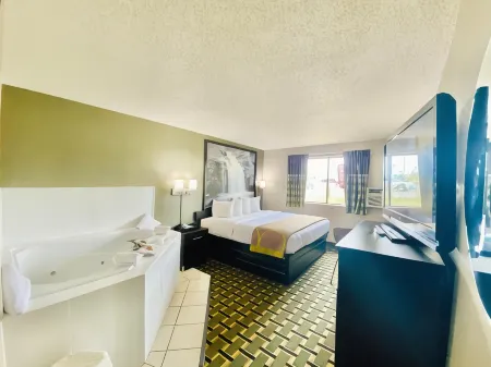 Super 8 by Wyndham Grand Rapids/Wyoming Отели рядом с достопримечательностью «Парк Лемери»