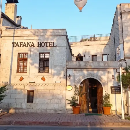 Tafana Cave & Stone Lodge