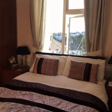 Alma Lodge Guest House Отели рядом с достопримечательностью «Торговый центр "Марш-Миллз"»