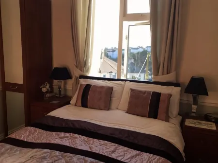 Alma Lodge Guest House Отели рядом с достопримечательностью «Порткерно Бич»