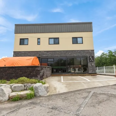 Gangneung Heonhwa-Ro Pension Отели рядом с достопримечательностью «Парк Hourglass»