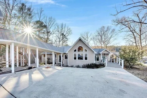 Trendy Lakeside Retreat-Screened Bar, Large Dock, Kayaks